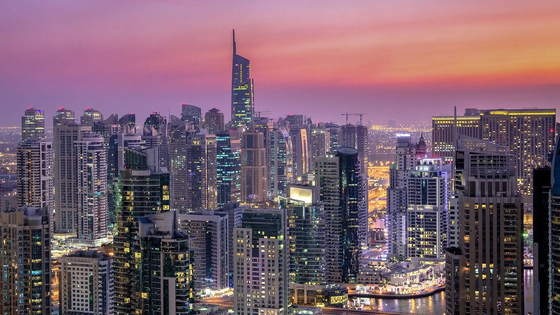 Skyline de Dubaï au lever du jour