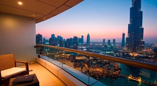 Vue sur un appartement à Dubaï avec le Burj Khalifa au loin