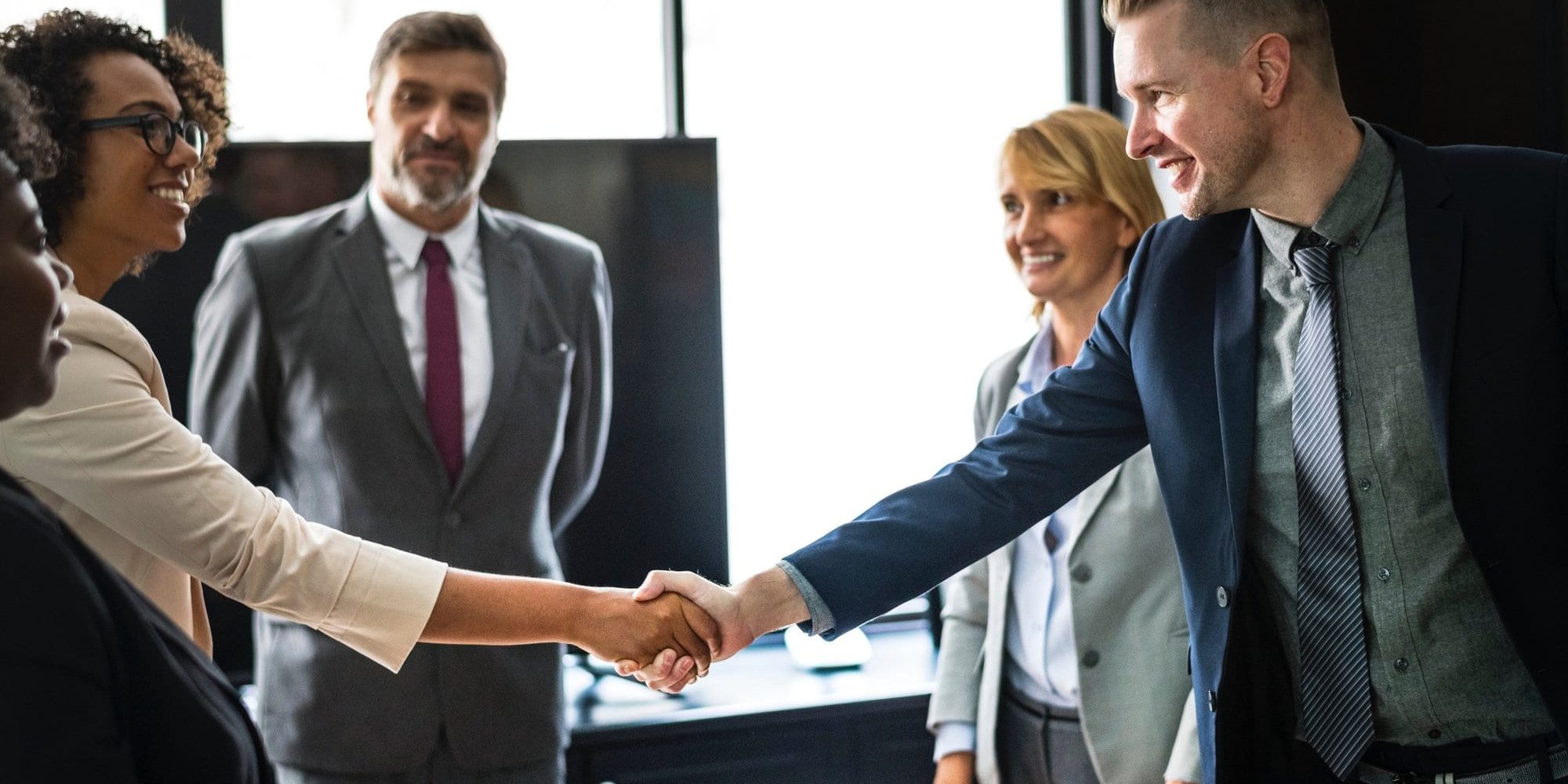 businessmen-businesspeople-businesswomen-1249158_6b3b983f70440d051d27173a1e89923d_2000
