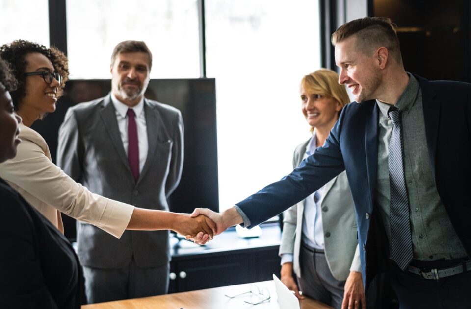 businessmen-businesspeople-businesswomen-1249158_6b3b983f70440d051d27173a1e89923d_2000