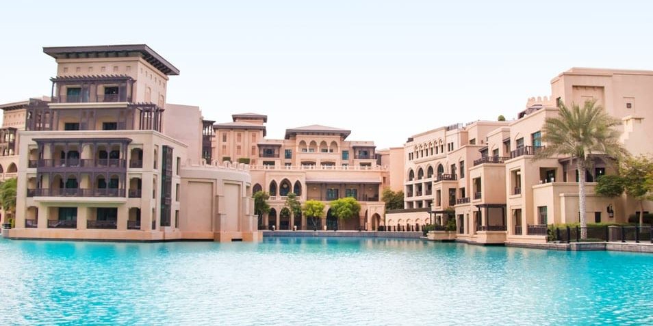 photo-1468824357306-a439d58ccb1c